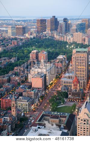 Boston city-keskustan Ilmakuva kaupunkien historiallisten rakennusten auringonlaskun aikaan.