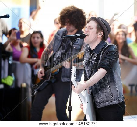 NOVA YORK-19 de julho: Patrick Stump do Fall Out Boy executa na NBC Today Show no Rockefeller Plaza em