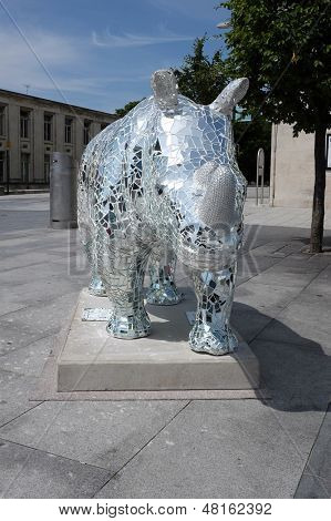 SOUTHAMPTON UK - 15 juli 2013 - lokalt indrettede Rhino skulpturer udstillet i Southampton til rais