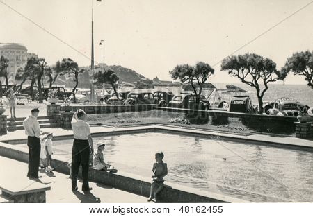 Marokko, CIRCA 1947 - Vintage foto af uidentificerede familie nær swimmingpoolen, Marokko, circa 19