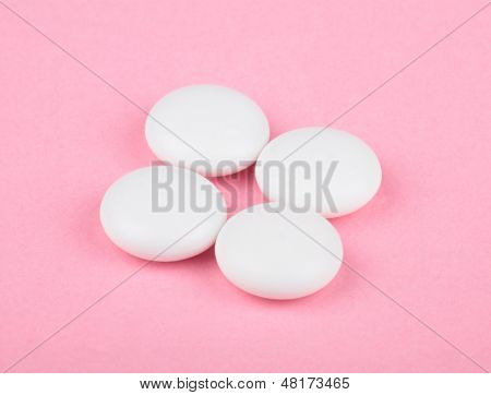 Hvide pille på Pink baggrund