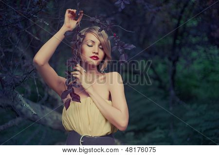 Smuk dame i fe skov