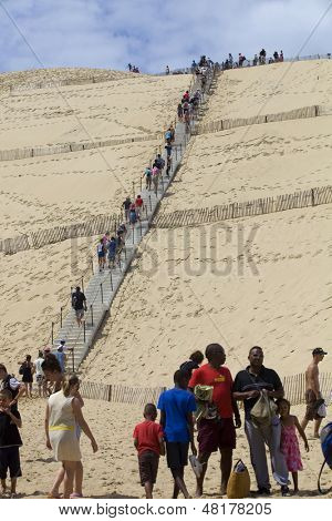 PYLA SUR MER, FRANCE - 8 août : Les gens visite de la célèbre dune du Pyla, la plus haute dune de sable d'E