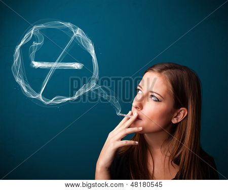 Bela jovem cigarro de unheathy de fumar sem nenhum sinal de fumar