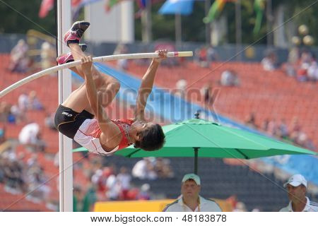 DONETSK, Ucraina - 14 luglio: Takumi Okamoto del Giappone compete in finale nel salto con l'asta durante l'ottava I