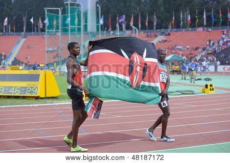 DONĚCK, Ukrajina - 13. července: A. Kipketer (vpravo) a P. Ronoh z Keni s národní vlajkou po f