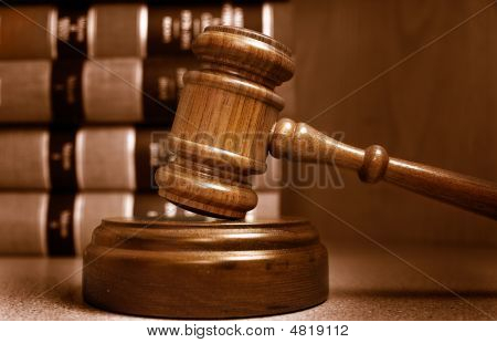 หนังสือกฎหมายและค้อนประธาน