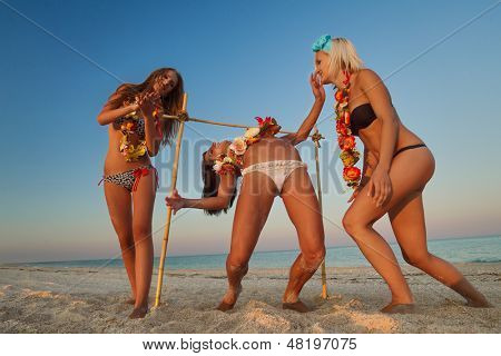 I vacanzieri di divertirsi facendo il limbo