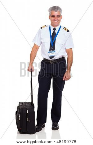 Senior flyselskab pilot iført uniform stående ved siden af Rejsetaske