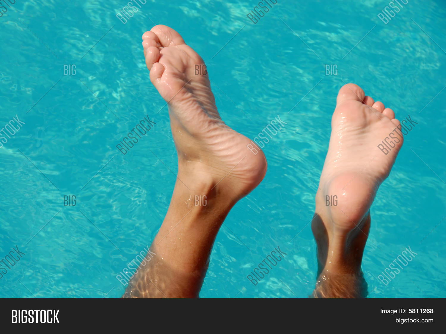 Мокрые ступни. Стопы девушек. Пятки девушек. Женские стопы. Мокрые женские стопы.