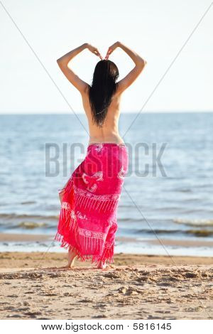 Девушка делает