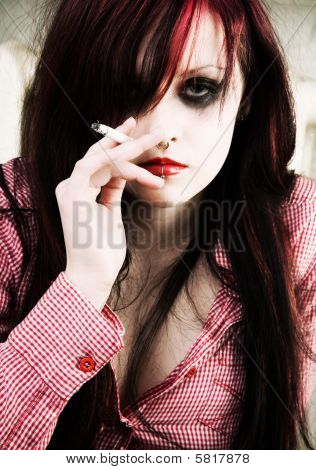 Ona kouří cigaretu