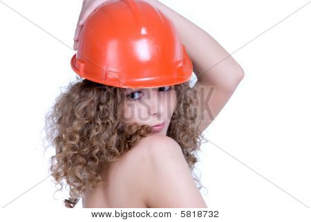 保護用のヘルメットで美しい少女の巻き毛のクローズ アップの肖像画