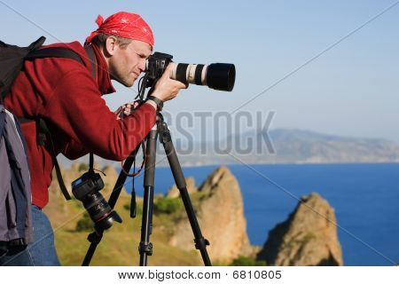 Fotograaf, statief, zee, rotsen