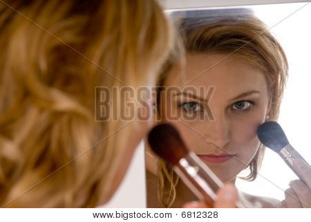 Mujer joven haciendo maquillaje