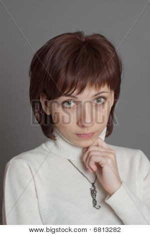 하얀 스웨터에 젊은 여자