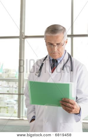 Středního věku doktor čtení grafu