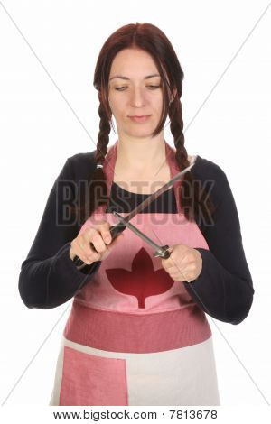 Femme au foyer, aiguiser un couteau