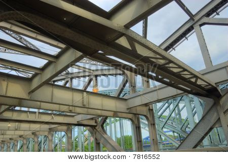 Ponte de aço de idade industrial