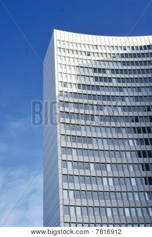 Moderne Bureau bygning foran en blå himmel