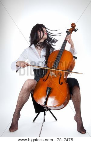 Sensuale ragazza suonare il violoncello e spostando i capelli