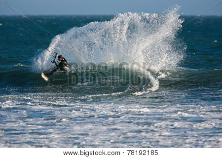 Kitesurfer in Waves
