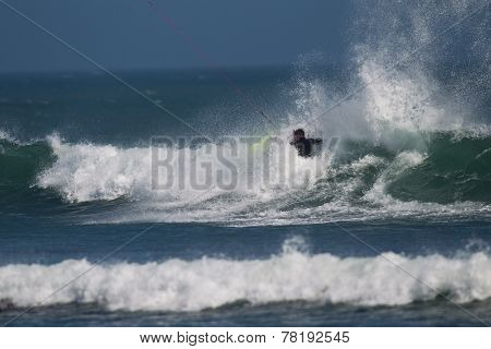 Kitesurfer in Waves