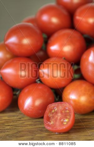 Verse kleine rode tomaten op een tafel