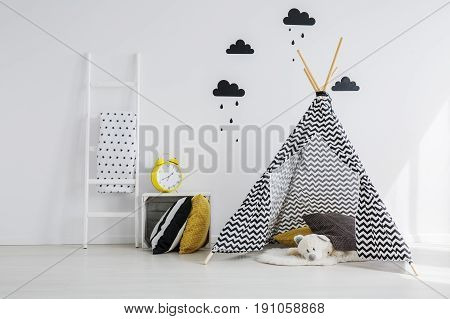 Black and yellow kid room with tipi