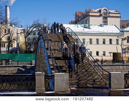 the bridge over the Moscow river in the winter, Ovchinnikovskaya embankment