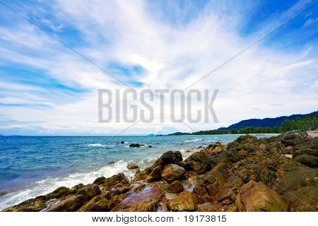 Costa de la isla tropical. Koh Lanta. Tailandia