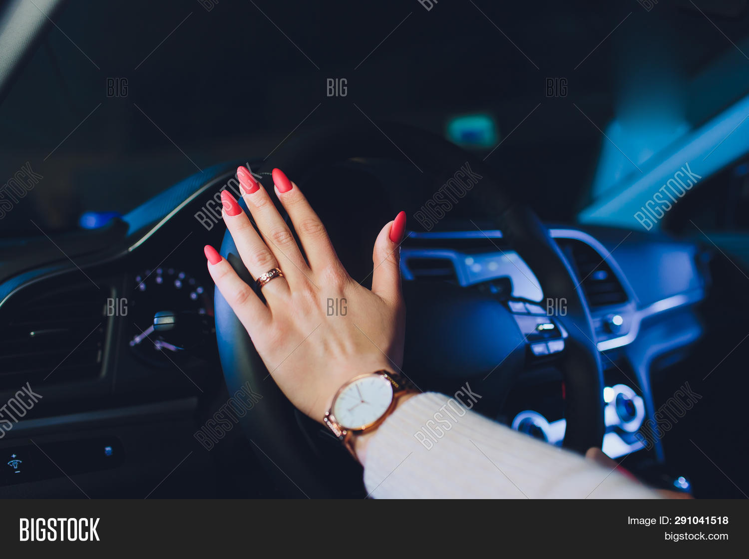 Слушать песню руки на руле. Девушка за рулем рука на руле. Руки на руле. Слушать песню руки на руле. Женские руки за рулем.