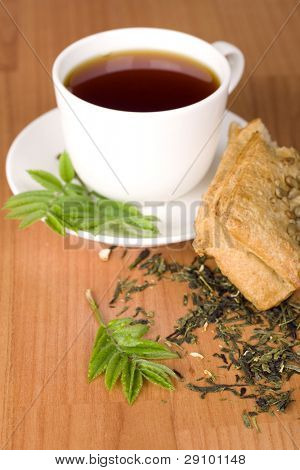 filiżanka herbaty z ziół i chleb