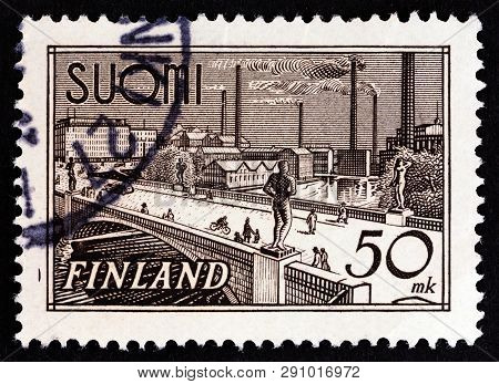 Finland - Circa 1942: A Stamp Printed In Finland Shows Hame Bridge In Tampere, Circa 1942.