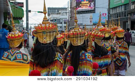 Songkhla, Thailand Apr. 14, 2018 : Undefined Participants Wear Manohra Suits And Walk In The Palace 