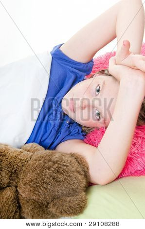 A lány alszik lovey medve