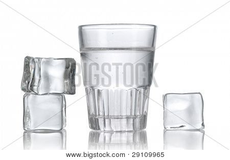 verre de vodka avec glace isolaled sur blanc