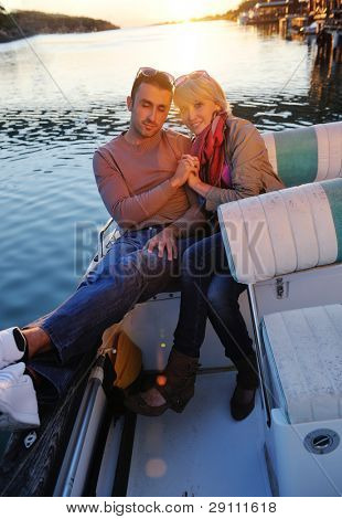 felice giovane coppia in amore hanno tempo romantico al tramonto estivo a nave barca mentre che rappresenta u