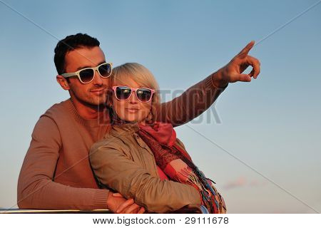 felice giovane coppia in amore hanno tempo romantico al tramonto estivo a nave barca mentre che rappresenta u