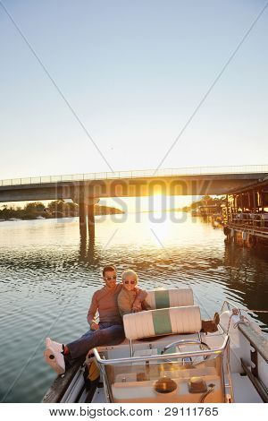 felice giovane coppia in amore hanno tempo romantico al tramonto estivo a nave barca mentre che rappresenta u