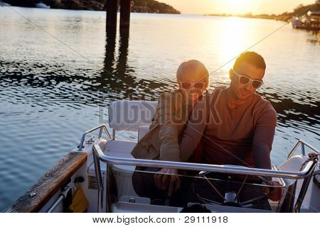 felice giovane coppia in amore hanno tempo romantico al tramonto estivo a nave barca mentre che rappresenta u