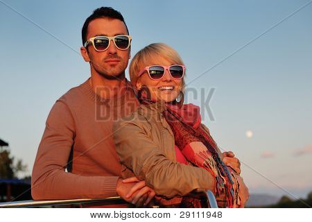 felice giovane coppia in amore hanno tempo romantico al tramonto estivo a nave barca mentre che rappresenta u