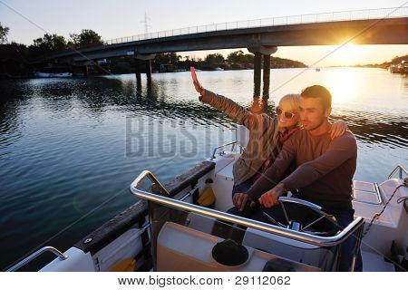 felice giovane coppia in amore hanno tempo romantico al tramonto estivo a nave barca mentre che rappresenta u