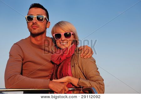 felice giovane coppia in amore hanno tempo romantico al tramonto estivo a nave barca mentre che rappresenta u