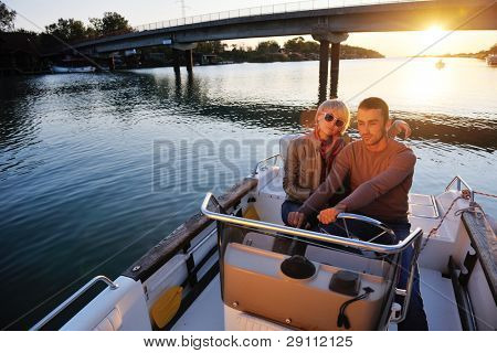 felice giovane coppia in amore hanno tempo romantico al tramonto estivo a nave barca mentre che rappresenta u
