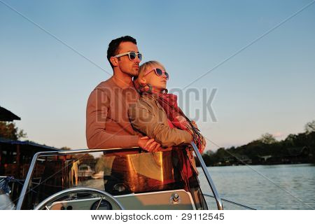 felice giovane coppia in amore hanno tempo romantico al tramonto estivo a nave barca mentre che rappresenta u