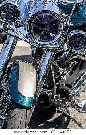 Chromed Motorcycle Engine Parts With Exhaust Pipes,stylish Classic Chrome-plated Motorcycle Headligh