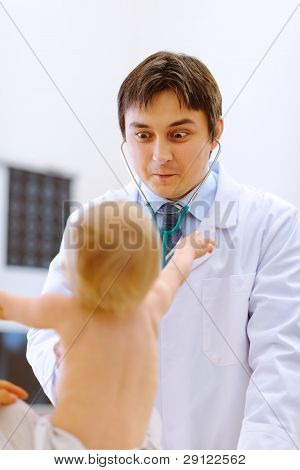 Pédiatrique docteur Making Fun est confrontée pour bébé sur examen