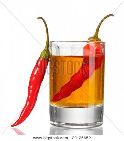 verre de poivre rouge et vodka chili peppers isolé on white