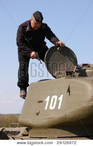 Alman askeri Sovyet tank keşfedin. WW2 yasalaştırılması